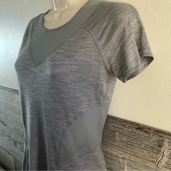 Lululemon short-sleeve shirt with mesh cutouts size 4 (K1) - Picture 2 of 9